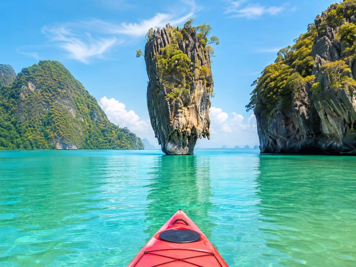 Le rocher de James Bond Island et les longtail boats dans la baie de Phang Nga