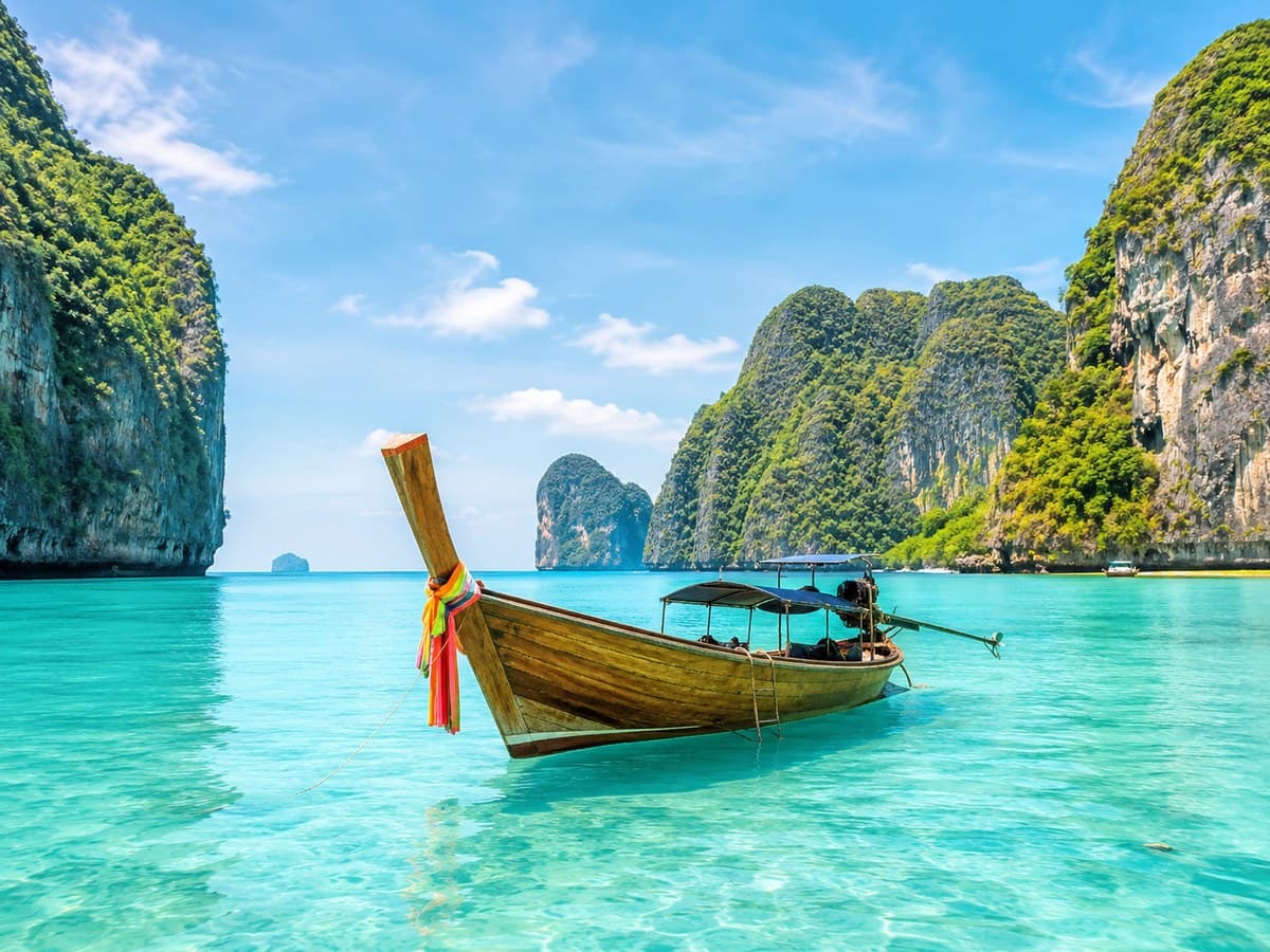 Maya Bay et les falaises de Koh Phi Phi vues du ciel