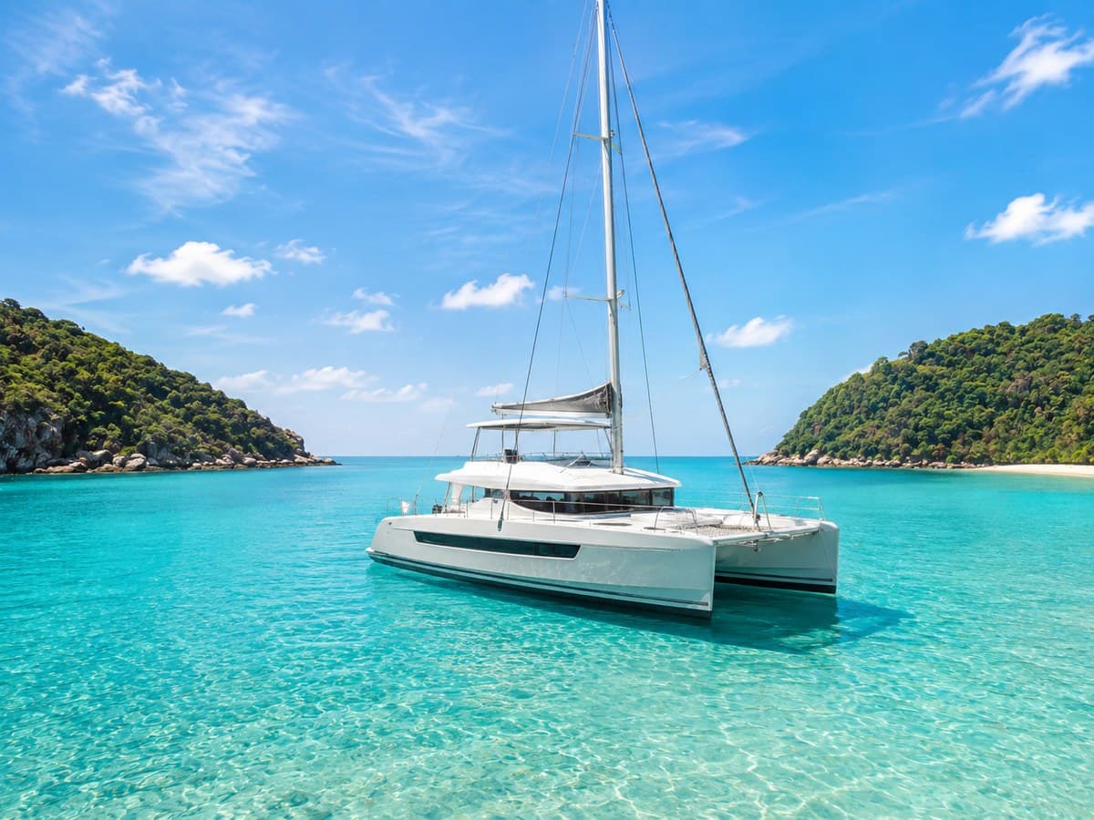 Catamaran THE QG au mouillage devant la plage de Raya Island