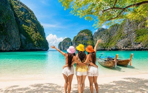 Trois amies sur la plage de Maya Bay, à Koh Phi Phi