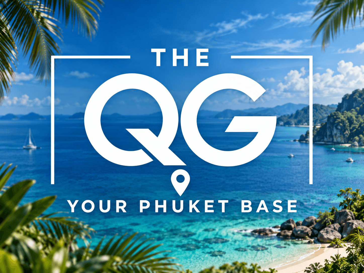 Logo THE QG, Your Phuket Base, au-dessus d'une baie de Phuket