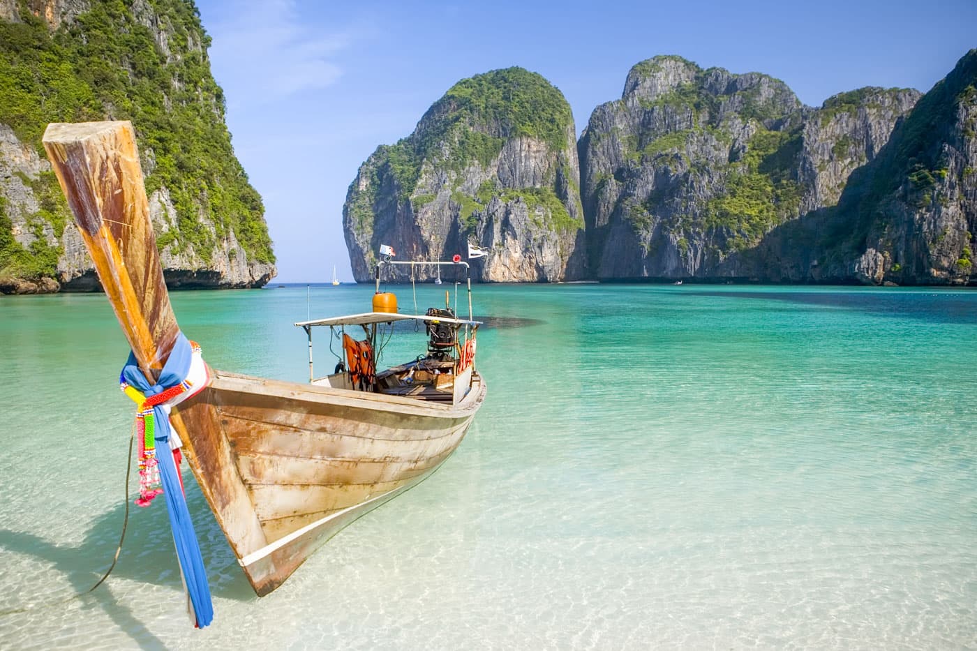 Longtail boat dans l'eau turquoise de Maya Bay, à Koh Phi Phi
