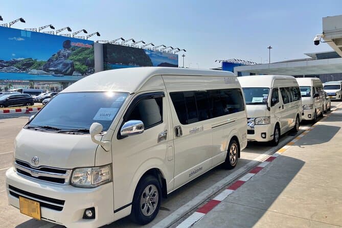 Minivans climatisés devant l'aéroport